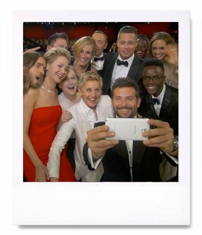 <p>El usie más famoso de la última noche de los Oscars. Fue compartido por la presentadora Ellen DeGeneres y tomada por el actor Bradley Cooper con un teléfono Samsung. La marca ha dicho que donará un dólar por cada retuit de la imagen, a la causa que Ellen elija. Y van tres millones...</p>