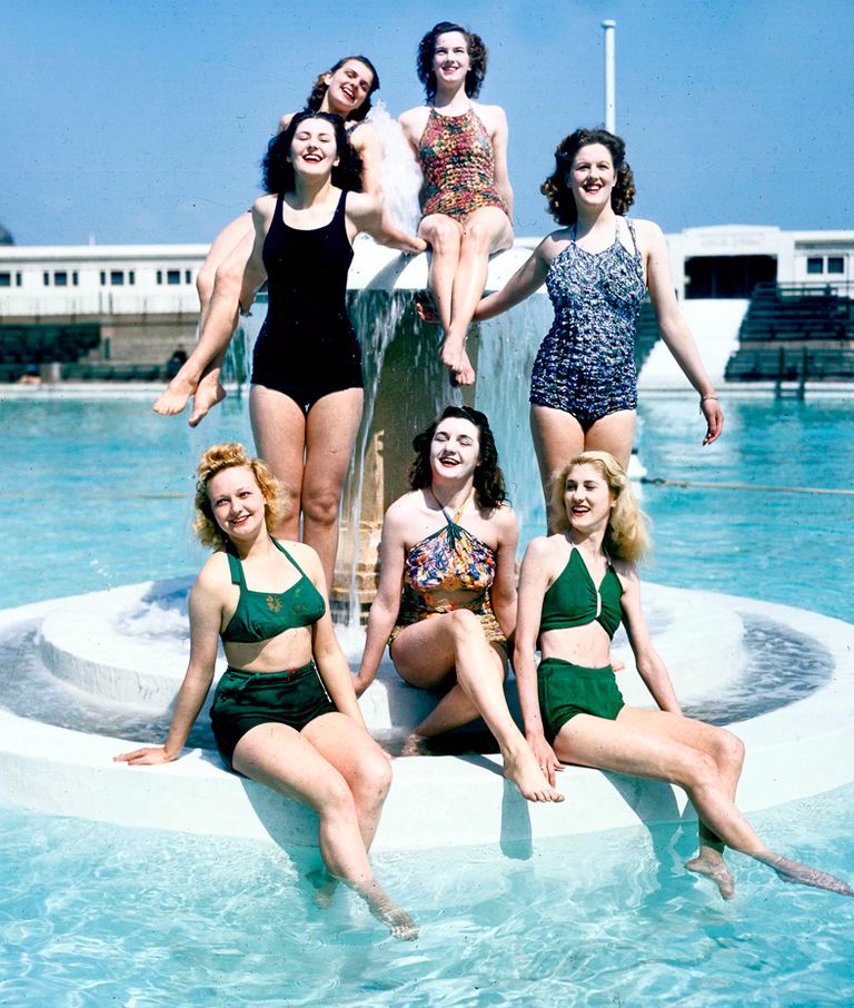 <p>En 1946 ya se veía <strong>mezclado el bañador y el bikini</strong> en las producciones de moda de la época.</p>