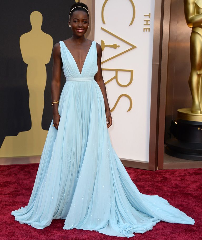 <p>Para recoger su Oscar&nbsp;<strong>Lupita Nyong'o </strong>hizo una aparición espectacular&nbsp;en la alfombra roja con un vestido de inspiración griega en azul pastel con escote en uve y plisado de <strong>Prada</strong>, diadema dorada a juego con su joyas de <strong>Fred Leighton</strong> y sandalias también de Prada.</p>