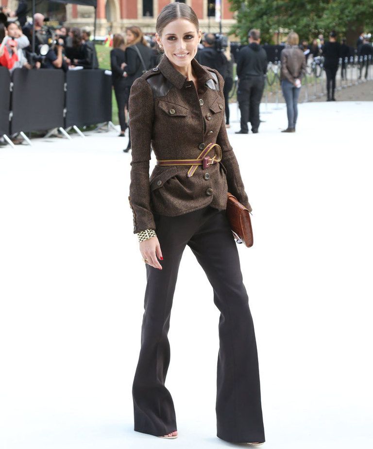 <p>Olivia Palermo asisitó al desfile de Burberry Prorsum con chaqueta marrón jasapeada abotonada y cinturón, y pantalones con pata de elefante.&nbsp;</p>