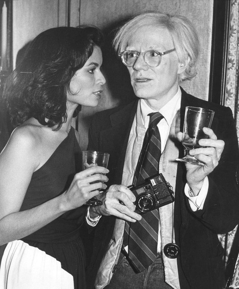 <p>El 'centro de operaciones' del artista, conocido como '<strong>La Fábrica</strong>', siempre ocurría algo nuevo: mientras uno hacía una serigrafía, el otro pensaba y el siguiente rodaba una película.&nbsp;</p><p><strong>The Factory</strong>&nbsp;fue un auténtico hervidero de tendencias y su artífice,&nbsp;<strong>Andy Warhol, </strong>propulsor de 'it girls' y personajes del momento. Las fiestas clandestinas de este lugar son más que sonadas, donde el sexo libre, las drogas y mucha diversión eran la nota sonante. ¿La música?&nbsp;Lou Reed, Bob Dylan, Brian Jones o Mick Jagger, entre otros. ¿Los asistentes? &nbsp;Truman Capote, Salvador Dalí, Edie Sedgwick, Gerard Malanga, Ivy Nicholson, Ingrid Superstar y un sinfín de famosos más. ¿La clave? No había reglas del juego, todo estaba permitido.&nbsp;</p>