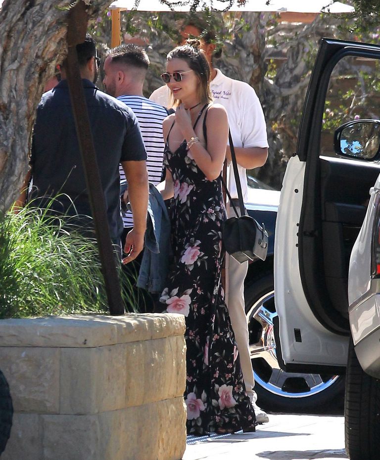 <p>Los vestidos largos son para el verano. Que se lo digan a <strong>Miranda Kerr</strong> con ese modelo negro con flores rosas.</p>