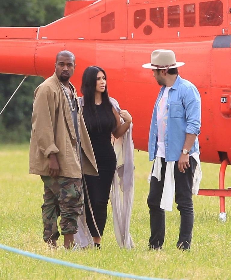 <p>No podían ser otros: <strong>Kim&amp;Kanye</strong>, Kanye&amp;Kim. Ellos han llegado como nadie: en helicóptero.&nbsp;</p>