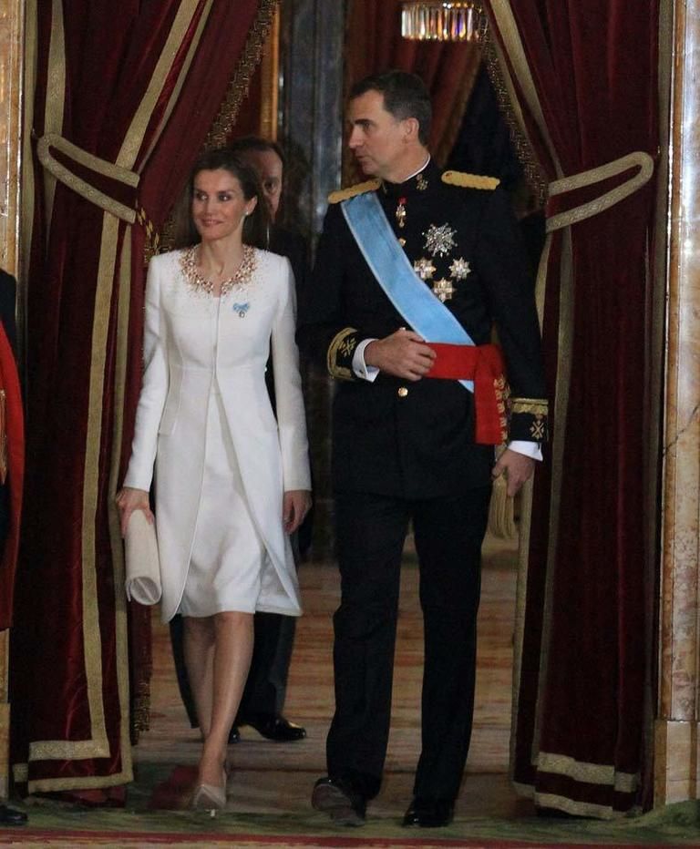 <p>Los nuevos reyes han saludado a los 2500 invitados de la recepción real en un larguísimo besamanos.</p>