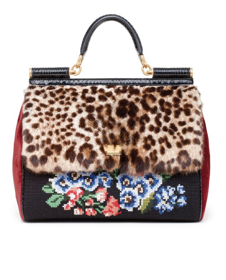 <p>Con punto de cruz y pelo con print de leopardo, de <strong>Dolce&amp;Gabbana</strong> (2.450 euros).</p>