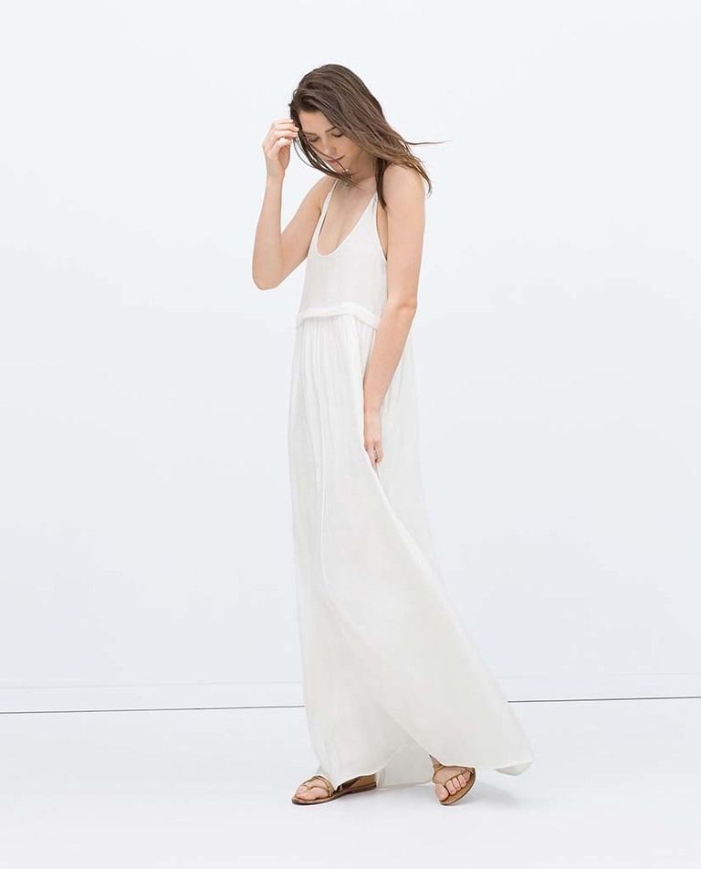 <p>Vestido de gasa largo en color blanco (30 €).</p>