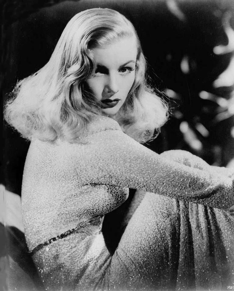 <p>Una de las películas más representativas de<strong> Veronica Lake</strong> es 'El Cuervo' ('This Gun For Hire'). Elegimos esta foto tomada en 1941 para inmortalizar un look donde la sofisticación que emana, perdura para siempre.</p>