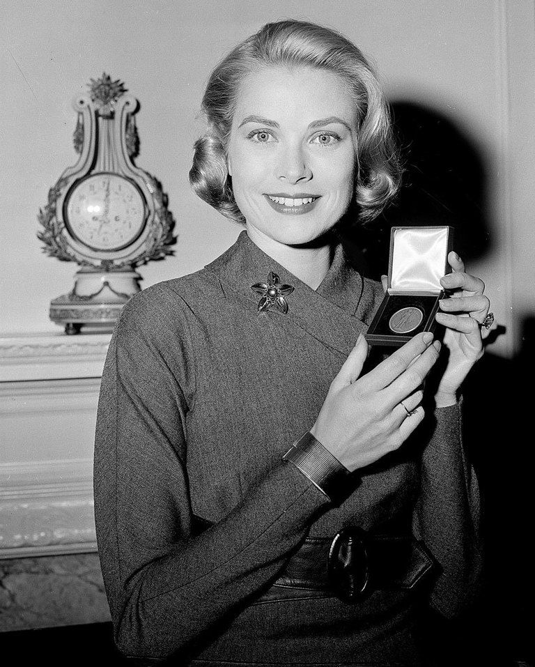 <p>Grace Kelly recogió una medalla del Departamento del tesoro de Estados Unidos, con un estilo elegante y sofisticado. Al día siguiente viajaba a Mónaco para casarse con el Príncipe Rainiero.</p>