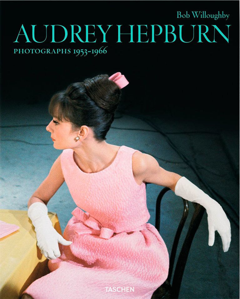 <p>Disfrutar entre instantáneas de la 'Fair Lady'&nbsp;<strong>Audrey Hepburn</strong> es un 'hobby' que muchas podéis disfrutar gracias a esta edición limitada, que captura sus mejores momentos de la mano de Bob Willoughby, uno de los mayores fotógrafos de los estudios de Hollywood. Y un plus: cada ejemplar está numerado (hasta 1.000) y firmado por el artista.</p><p>&nbsp;</p>