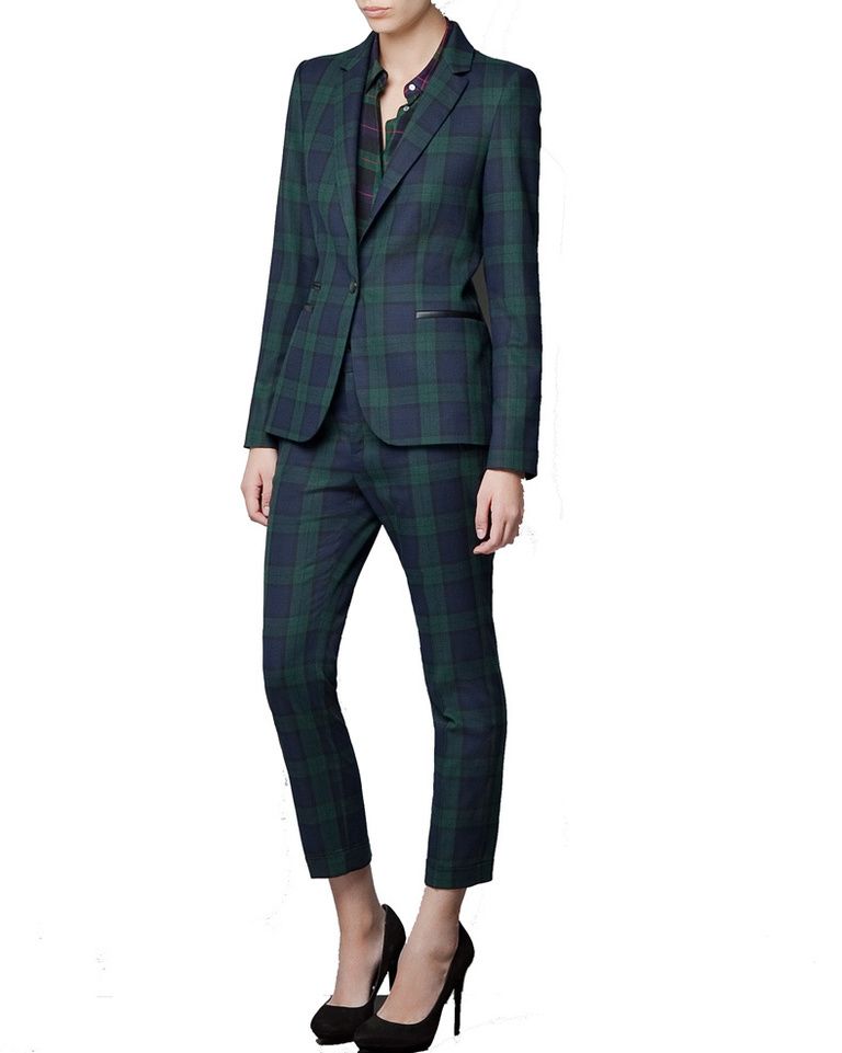 <p>Este traje de chaqueta de cuadros verdes es nuestra nueva obsesión,<strong> es de Zara y cuesta 59,95 € la chaqueta y 29,99 € el pantalón</strong>.</p>