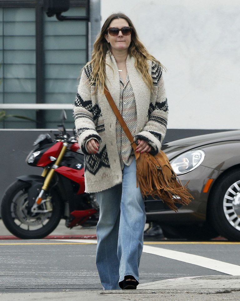 <p>Si eres fiel al estilo boho hasta en los día de lluvia toma nota de <strong>Drew Barrymore</strong> con su chaqueta de punto, camisa estampada, vaqueros de campana y bolso de flecos.</p>