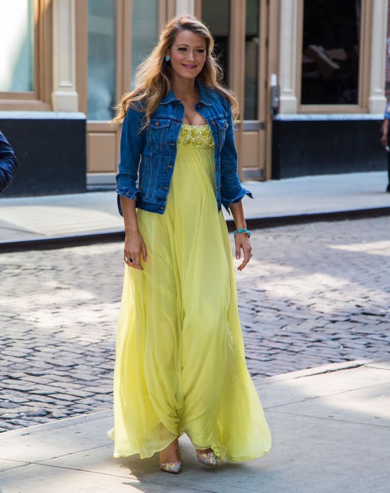 <p><strong>Blake Lively</strong> consigue la mezcla perfecta con este vestido largo en amarillo con detalles joya en el pecho de <strong>Jenny Packham</strong>, más una cazadora 'denim'. Fichamos también sus coloridos salones.</p>