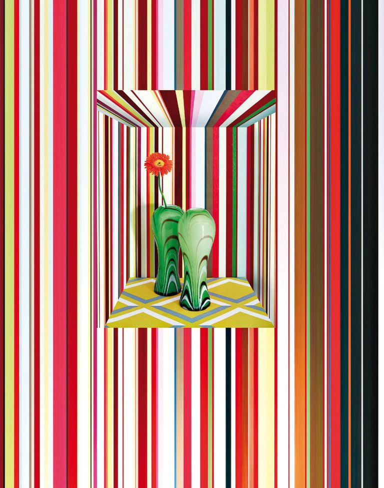 <p>Pareja  de opalinas años 60, 225 €, de Objetology, sobre papel de  Cole &amp; Son, en MCH, 117,13 €/rollo.  Mural Rainbow Stripes, 186x280 cm,  241,75 €, de Bloompapers.com.</p>