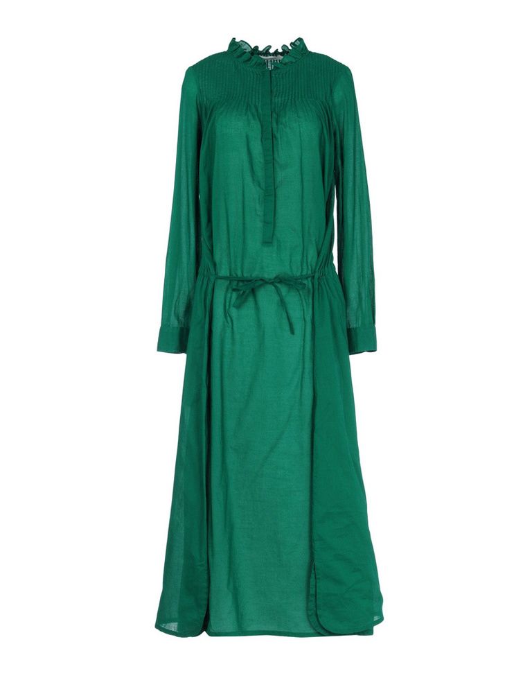 <p>Con cuello mao y abotonado, vestido camisero en color verde, 345 €.</p>