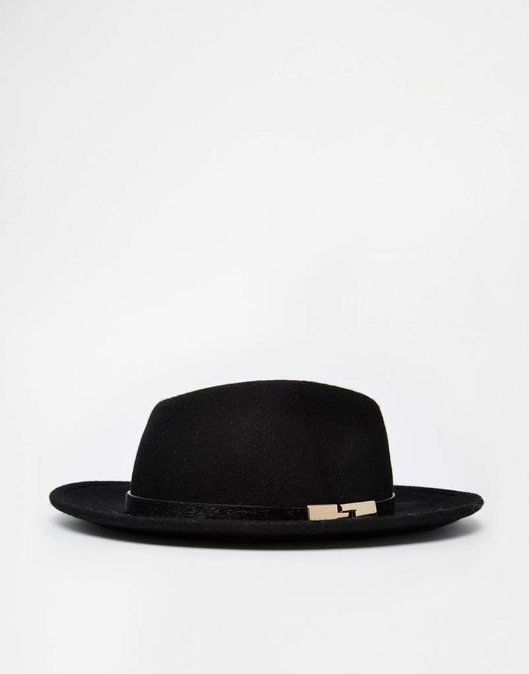 <p>Sombrero de ala ancha con cinturón y hebilla de metal de&nbsp;<strong>River Island&nbsp;</strong>(35 €).</p>