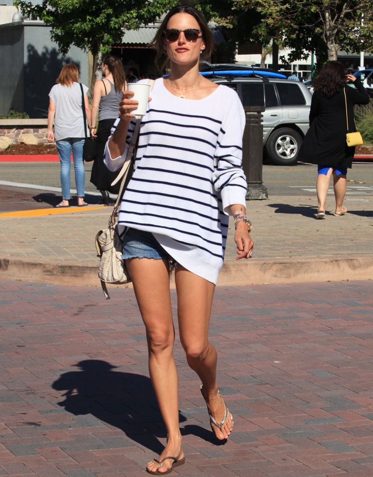 <p>La top<strong> Alessandra Ambrosio&nbsp;</strong>decide que las rayas marineras son la clave de cualquier street style. Haz como ella y lúcelas con tus shorts denim.</p>