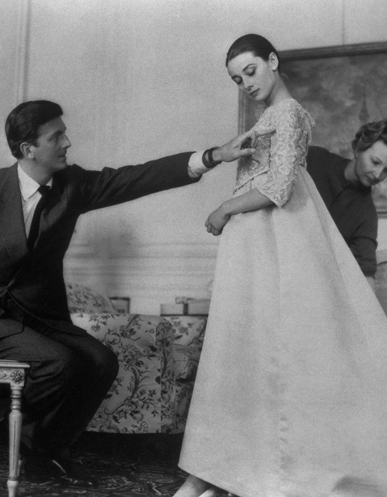 <p><strong>Hubert de Givenchy y Audrey Hepburn</strong> en la prueba de vestuario del filme 'Historia de una monja' en 1959.</p>
