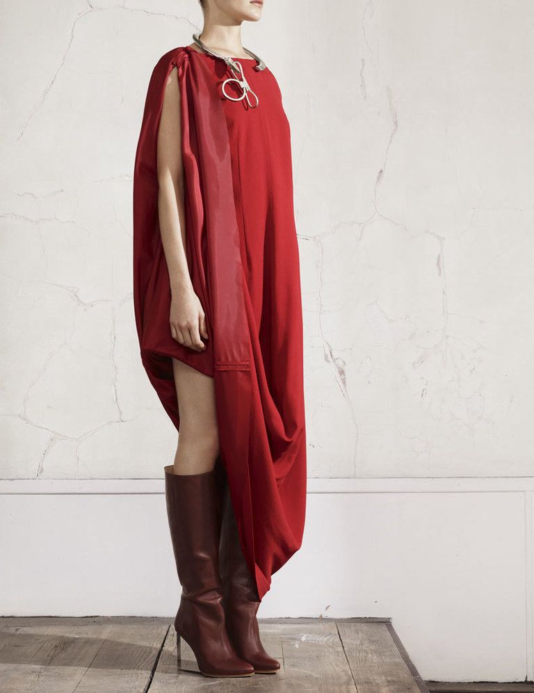 <p>Un espectacular vestido rojo asimétricop con botas de cuña de metacrilato.</p>