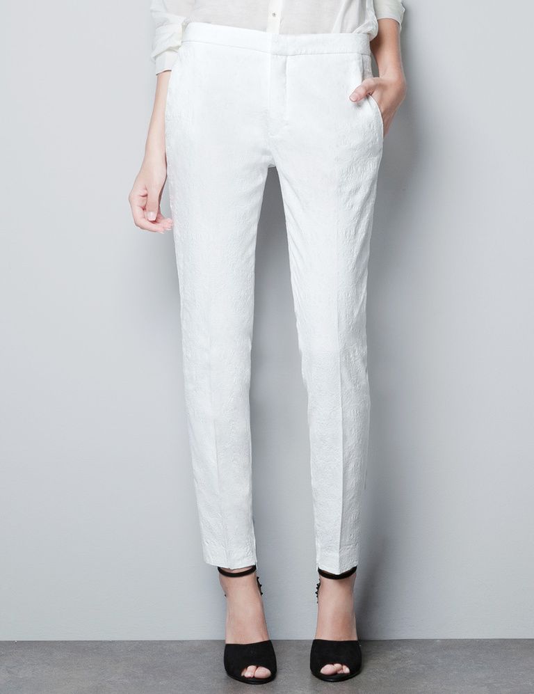 <p>Pantalones blancos de vestir (15,99 €)<strong> de Zara.</strong></p>