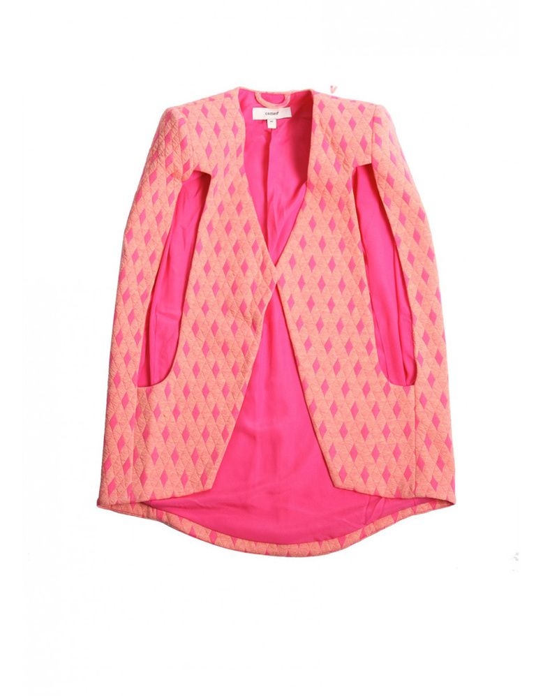 <p>Una tienda online repleta de prendas originales de diseño increíble, como esta capa rosa flúor. Es <a href="http://www.styligion.com/" target="_blank"><strong>Styligion.</strong></a></p>