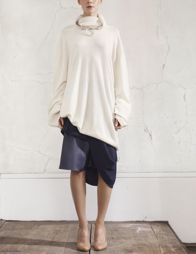 <p>Sobre un jersey crudo oversized con falda, un collar muy original.</p>