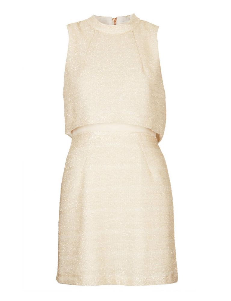 <p>De ese mismo estilo de capa en el cuerpo y de color blanco, este vestido de <strong>Topshop.</strong></p>