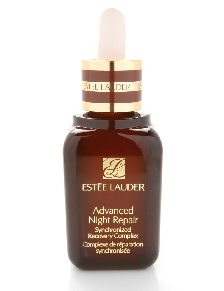<p>'Advanced Night Repair' (72 €), de <strong>Estée Lauder</strong>. Suero antienvejecimiento que, aplicado por la noche, restaura los daños de la piel y previene el envejecimiento. Unifica el tono e hidrata gracias al ácido hialurónico.</p>