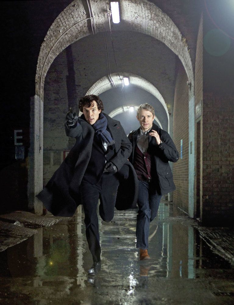 <p><strong>De qué va.</strong> El as del método deductivo creado por Sir Conan Doyle se moderniza sin perder sus tics en esta revolucionaria miniserie de seis episodios (tres por temporada) creada por la BBC. Soberbio, bloguero, adicto  a los sms y al violín, Sherlock Holmes (Benedict Cumberbatch), junto a un ex combatiente de la guerra de  Irak, el doctor Watson (Martin Freeman), mata el aburrimiento resolviendo crímenes.</p><p><strong>Te gustará...</strong> Si aprecias las series enérgicas, de diálogos punzantes y donde casi más que los casos cuenta (y mucho) la espléndida química entre los personajes.</p><p><strong>La tienes...</strong> La primera temporada en DVD (Savor, 30 €).  La primera y la segunda en <a href="http://www.filmin.es" target="_blank">filmin.es</a> (7,95 € cada una).</p>