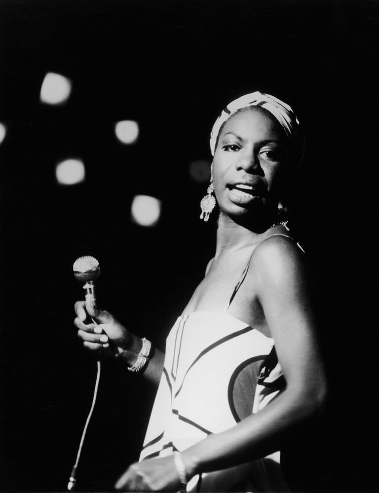 <p>Otra de las últimas producciones que han salido a la palestra es la dedicada a la cantante (y activista) <strong>Nina Simone</strong>. Bajo el título <i>What Happened, Miss Simone?</i> se congratula a una de las artistas más influyentes del <i>jazz</i> y del<i>&nbsp;soul</i> con una mirada profunda que va más allá de su figura como diva musical.</p><p>La investigación trata de sacar a relucir todos los conflictos a los que se tuvo que enfrentar&nbsp;Eunice Waymon (su nombre real) por ser afroamericana. Además de convertirse en una diva musical, también se convirtió en una artista comprometida y luchadora por la libertad de su pueblo. Testimonios de su hija Lisa, de su director musical (Al Schakman), datos de sus orígenes humildes en un pueblo de Carolina del Norte, de sus primeros éxitos en NY o de su exilio a Europa documentan este <i>biopic</i> apasionante, que demuestra la fortaleza interior de una mujer movida por la defensa de su propia identidad.</p><p><strong>Tráiler:</strong> <a href="https://www.youtube.com/watch?v=moOQXZxriKY" target="_blank">What Happened, Miss Simone?</a> (2015).</p>