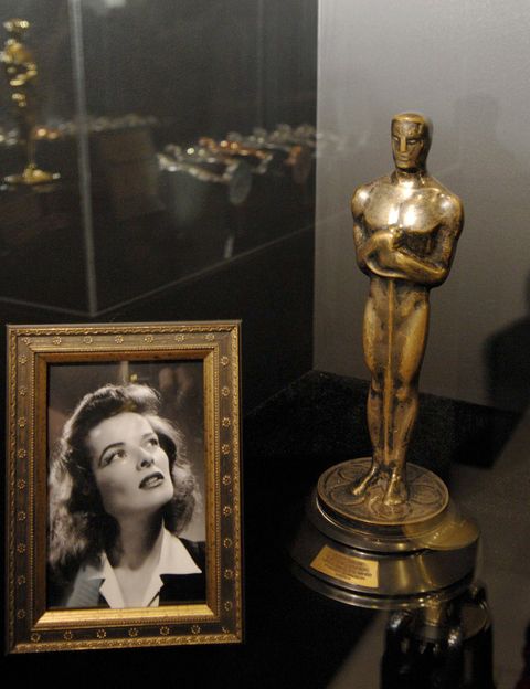<p>Es la actriz que más premios Oscar ha ganado hasta la fecha: en total, cuatro estatuillas y doce nominaciones (en está última categoría, solo superada por Meryl Streep, con 19). Sin embargo, la actriz jamás recogió ninguno en la ceremonia. 'Para mi, los premios no son nada. El premio es mi trabajo', solía decir la actriz.</p>