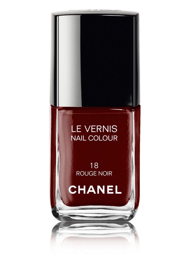 <p>El color de uñas por excelencia de los años 90 fue<strong> 'Rouge Noir'</strong> de <strong>Chanel</strong>, un tono burdeos creado en 1995 que pronto se convirtió en el producto más vendido de la marca. Una curiosidad: este esmalte, que abrió la veda al empleo de colores de uñas que iban más allá del tradicional rojo, es el que luce la actriz Uma Thurman en 'Pulp Fiction'. </p>