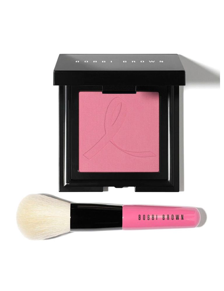 <p>'French Pink Set' (52 €), de <strong>Bobbi Brown</strong>. Kit con colorete rosa y una brocha que destina el 100% de sus beneficios a la investigación del cáncer de mama.</p>
