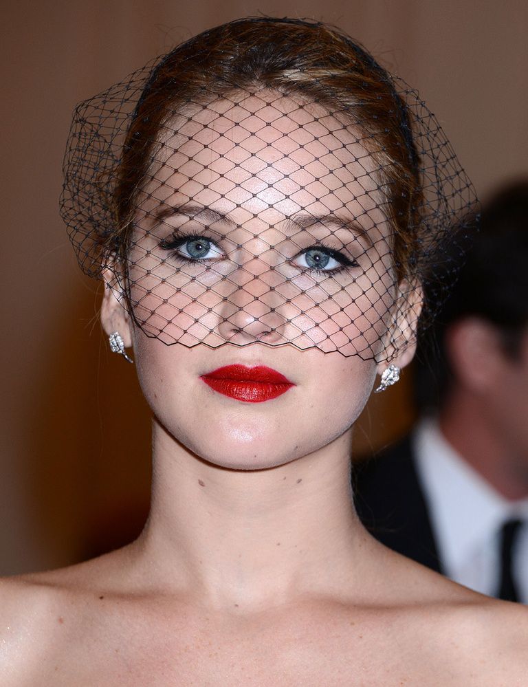 <p><strong>Jennifer Lawrence</strong> apostó por un look clásico con ojos delineados en negro, labios rojos y velo de redecilla. </p>