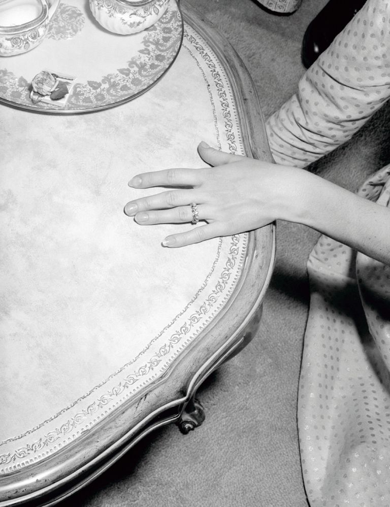 <p>Grace tuvo dos anillos de compromiso, ambos de Cartier. El primero (en la imagen) era de diamantes y rubíes. Era 'temporal' hasta que se hiciera el verdadero anillo, una espectacular pieza de platino con un diamante de 12 quilates y otros dos diamantes más pequeños, que costó 600.000 dólares de la época. Lo lució en su última película, 'High Society'.</p>