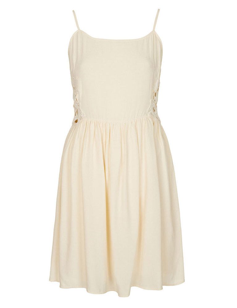 <p>Muy femenino este mini-vestido de <strong>Topshop</strong>, con encaje en los laterales. </p>