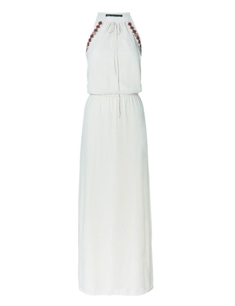 <p>Vestido blanco de escote halter con ribete étnico, <strong>de Zara, 39,95 €.</strong></p>