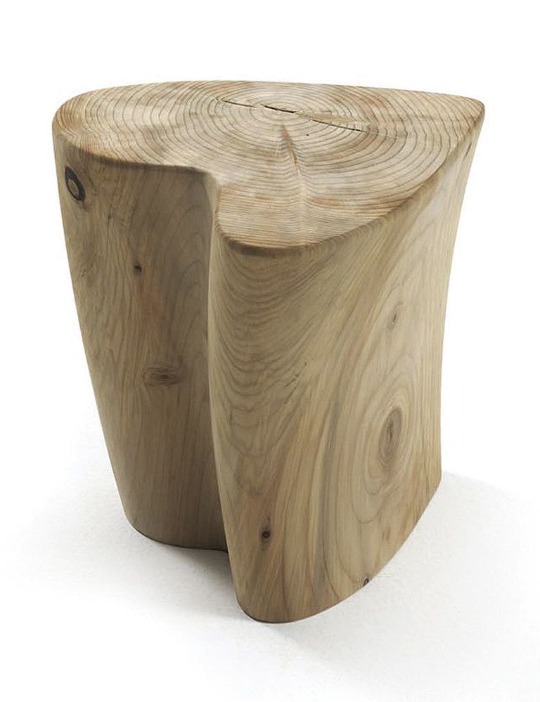 <p>En madera de cedro, es el taburete One Love, 34x41, al. 43 cm, de Veneziano+Team para Riva 1920, 580 €.</p>