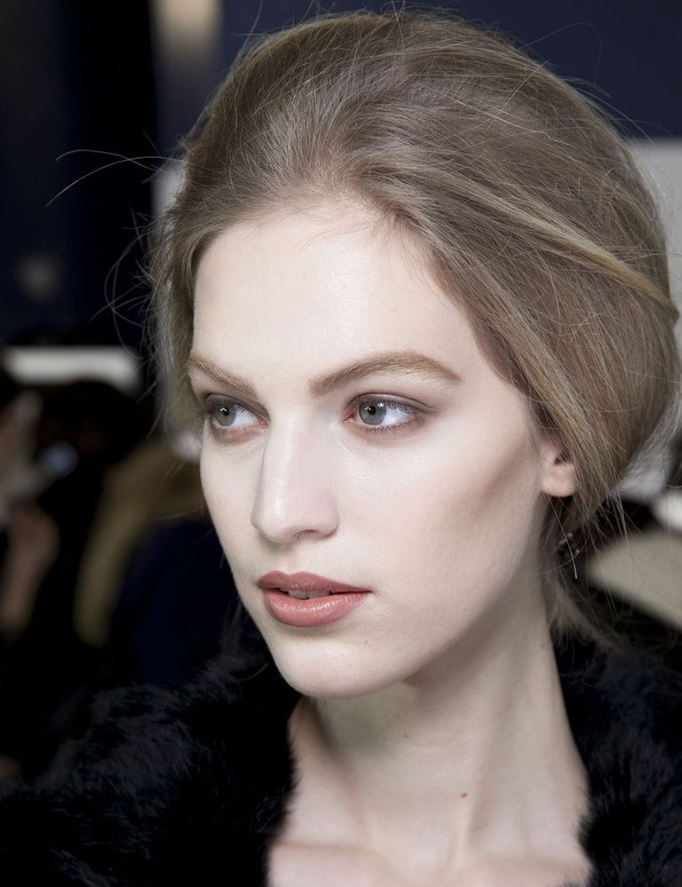 <p>Un elegante recogido 'retro' acompaña al extrafavorecedor y natural maquillaje de <strong>Loewe</strong>: labios perfilados en color coral, pómulos resaltados y ojos suavemente sombreados. ¡Un pelo y cara de 10!</p>