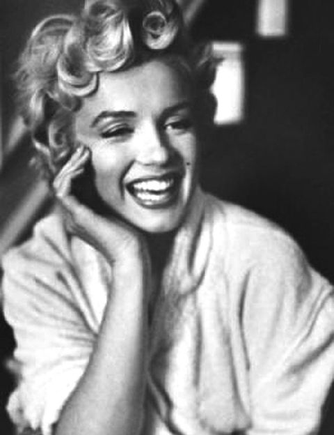 <p>La historia de Norma Jean Baker Mortenson, popularmente conocida como <strong>Marilyn Monroe</strong>, es una de las más agridulces de Hollywood.&nbsp;</p><p>Tuvo una <strong>infancia muy dura</strong> y sufrió una violación.</p><p>Toda su vida dio tumbos para suplir su <strong>carencia de cariño</strong>, de niña con el afecto de una familia y de adulta con el amor de los hombres.</p><p>La estrella que tenía dentro floreció en el momento que Blue Book, su segunda agencia, le sugirió un <strong>cambio de pelo y de nombre</strong>. Ahí nacía el <strong>mito sexual de corazón frágil y vulnerable</strong>.&nbsp;</p><p>Tras su muerte a los 36 años (<strong>un supuesto suicidio</strong>), muchas mujeres llamaron a su psiquiatra diciendo que de haber sabido que Marilyn se sentía sola, hubieran hecho todo lo posible por ayudarla. Sin saberlo, <strong>era muy querida también por el público femenino</strong>.</p><p>El director John Huston dijo una vez: 'Marilyn excavó dentro de sus propias experiencias personales para sacar a la superficie algo único y extraordinario. No tenía técnica de actuación. Era todo verdad, era solo ella'.</p>