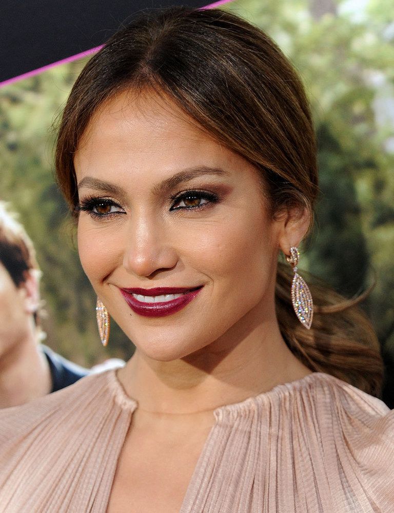 <p>Aunque suele recurrir al <i>nude</i> en sus labios, nos encanta esta tendencia en <strong>Jennifer Lopez</strong>, que se decanta por un tono ciruela.</p>