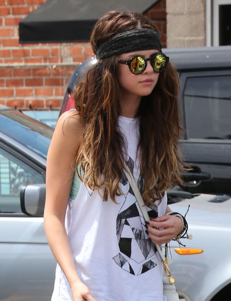 <p><strong>Selena Gomez</strong> opta por el estilo 'hippie' con un pañuelo sencillo alrededor de la frente y gafas redondas. </p>