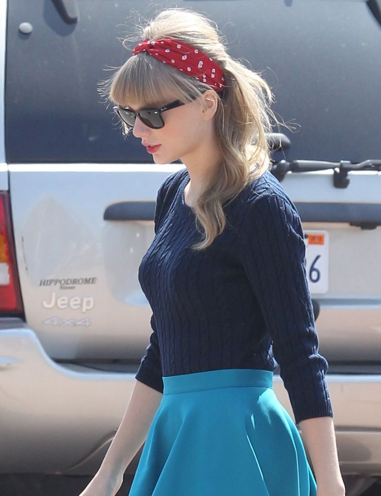 <p>Nos gusta el look de estilo 'vintage' de la cantante <strong>Taylor Swift</strong>, con el cabello cardado en la coronilla, flequillo recto y pañuelo-diadema.</p>