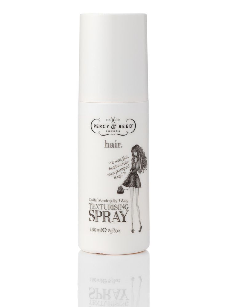 <p>'Wonderfully Texturising Spray' (17 €), de <strong>Percy &amp; Reed</strong>. Con extracto de sauce y vitaminas para proteger el cabello. Perfecto para definir rizos.</p>