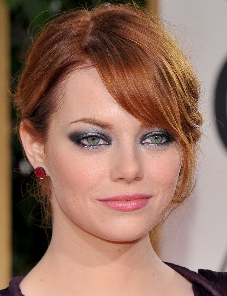 <p><strong>Emma Stone</strong> prefiere el tono plata para combinar con negro en este <i>smokey eye</i>. Aplica la sombra plateada sobre todo en el centro del párpado y también en el párpado inferior.</p>