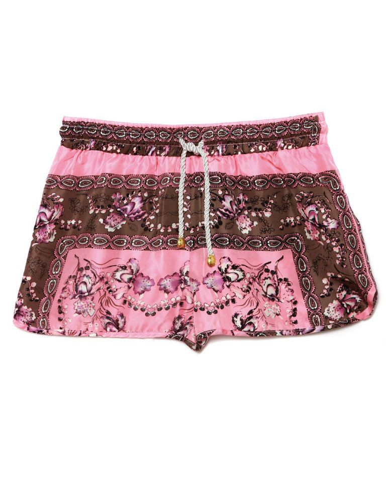 <p>Shorts rosas con flores orientales, de <strong>Silvian Heach</strong> (39,99 €).</p>