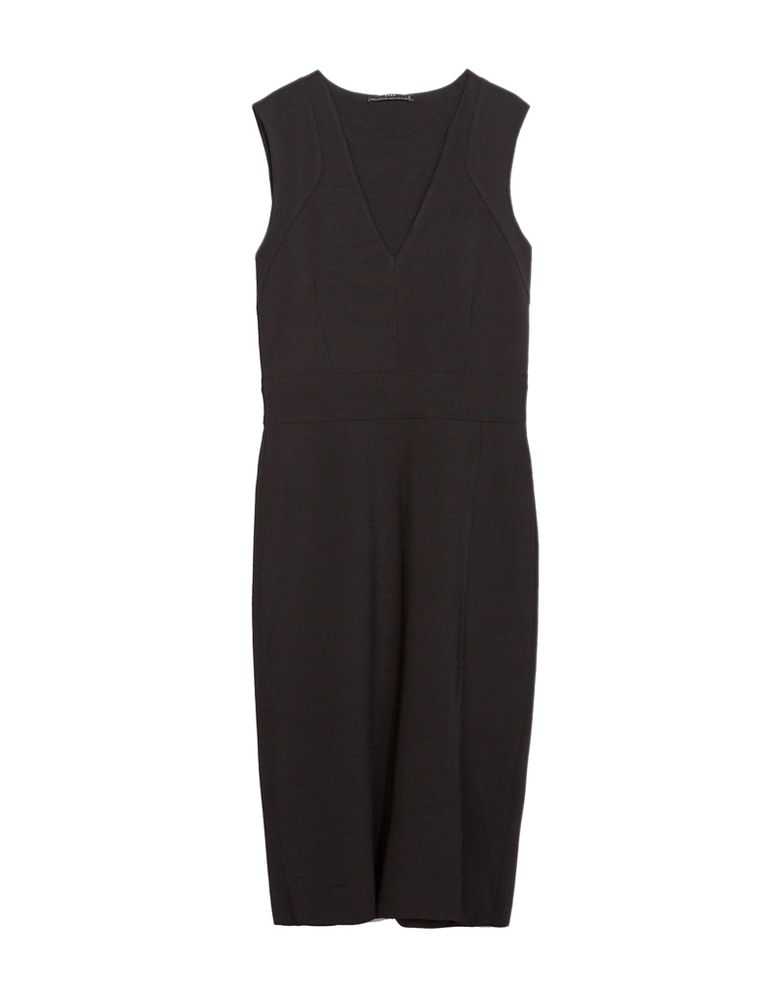 <p>Vestido negro de<strong> Zara</strong>, de 29,95 € a 19,99€.</p>