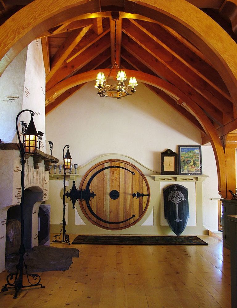 <p>Tal y como la describió Tolkien, la puerta es redonda y se abre con una sola bisagra de hierro hecha a mano. Está fabricada en cedro y mide menos de un metro y medio de diámetro.</p>