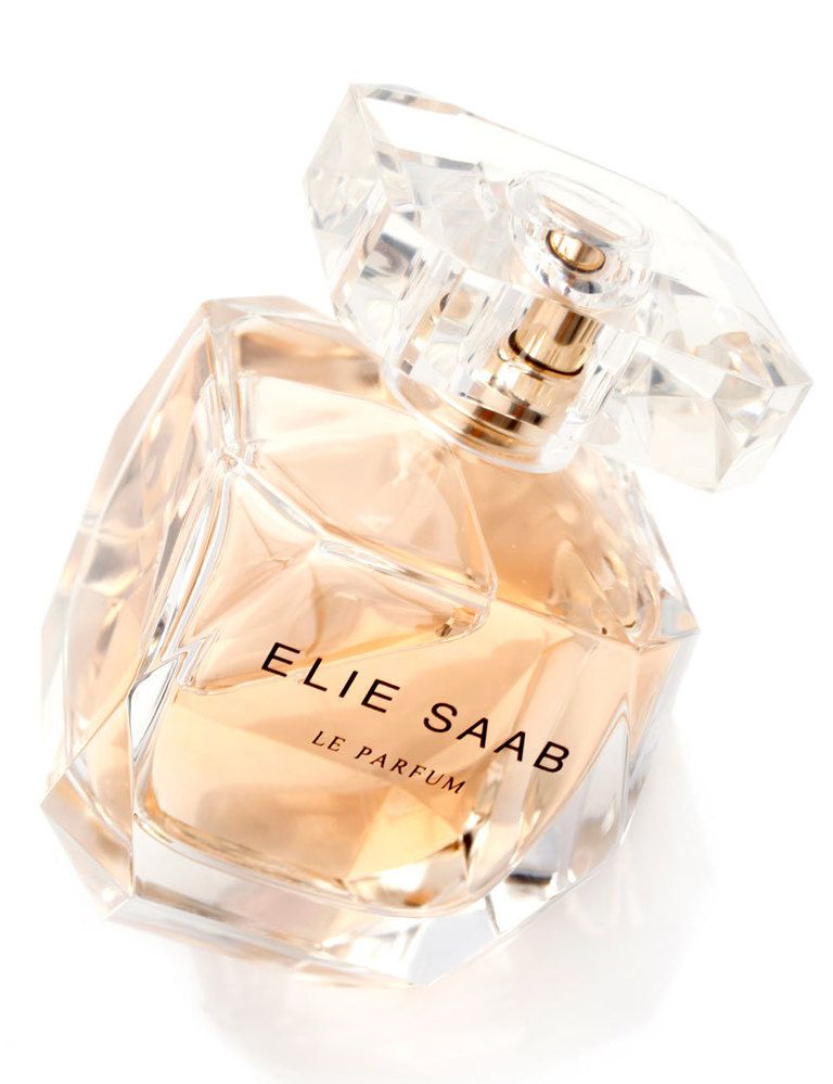 <p><i>Elie Saab Le Parfum</i> (65 €) es la primera incursión del modisto libanés en el mundo de la belleza. Las señas de identidad de esta agua de colonia <i>haute couture</i> siguen la línea de sus creaciones: sensuales, delicadas, románticas y lujosas. ¿Sus notas? Flor de mandarina, gardenia y vetiver. </p>