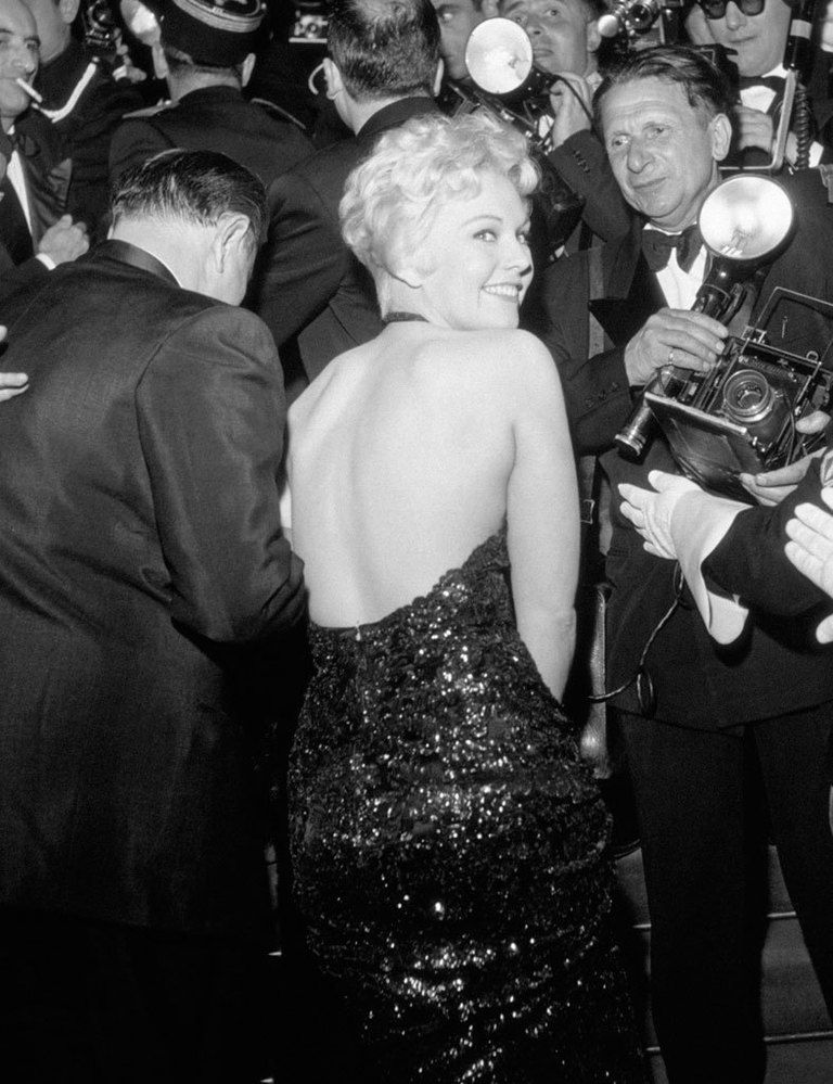 <p>La actriz recordó con su vestido de 'pailletes' negro y generoso escote que su espalda era la más llamativa y deseada de Hollywood. Fue en la alfombra roja de Cannes en 1957.</p>