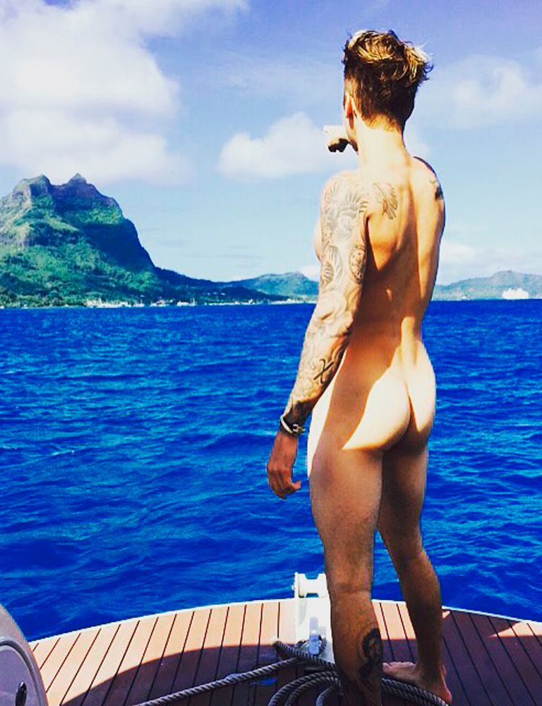 <p>El cantante dio la bienvenida al verano publicando esta foto con el culo al aire en su cuenta de Instagram.</p>